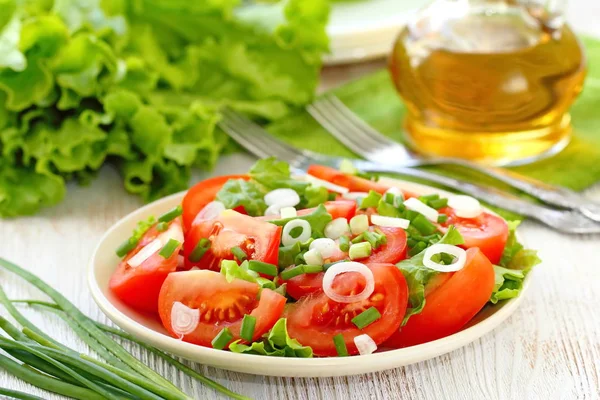 Salade Fraîche Witth Tomates Oignon Printemps Sur Assiette Alimentation Végétalienne — Photo