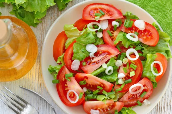 新鮮なサラダ Witth トマトとネギ皿の上 ビーガン フード — ストック写真