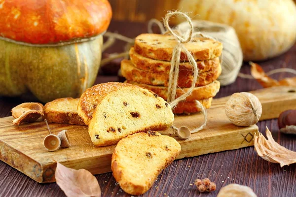 Kuru meyveler ve kabak Sonbahar dekorasyonu ile ev yapımı lezzetli kurabiye bisküvi
