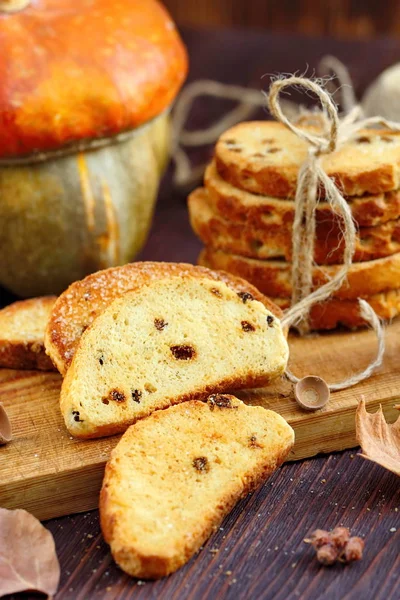 Kuru meyveler ve kabak Sonbahar dekorasyonu ile ev yapımı lezzetli kurabiye bisküvi