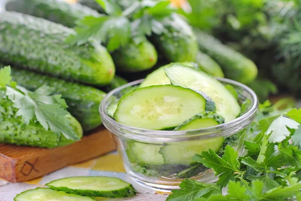 Salata taze salatalık, dereotu ve zeytin yağı