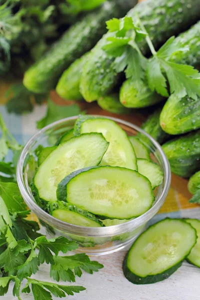 Salata taze salatalık, dereotu ve zeytin yağı