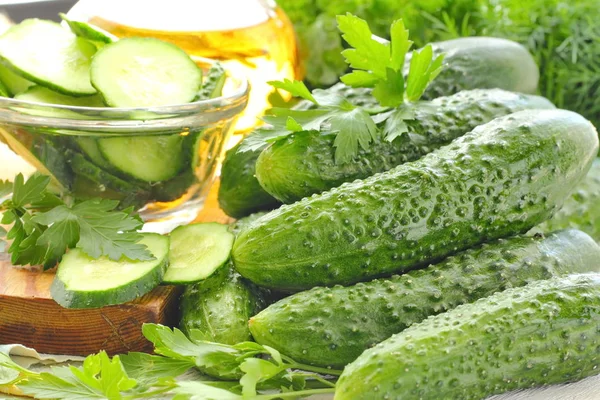 Sebze salatası - taze salatalık ve Yeşiller için malzemeler