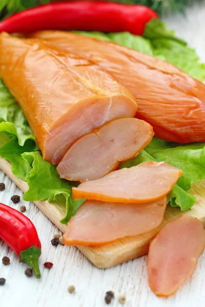 Gerookte Kipfilet Snijplank Klaar Voor Eten — Stockfoto