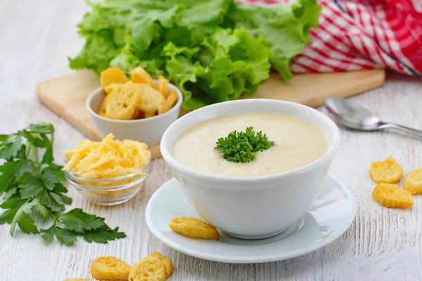 Вкусный Сливочный Суп Куриным Мясом Сыром Подаваемый Зеленью Гренками — стоковое фото