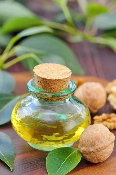 Temel aroma yağı masada cevizli