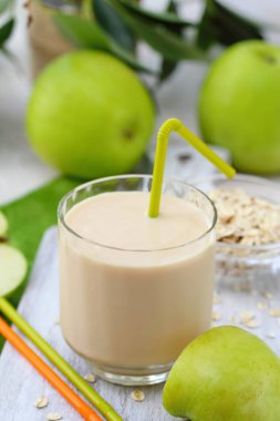 Taze elma ve yulaf bir bardak muzlu süt