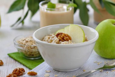 Elma, bal ve ceviz yulaf ezmesi. Sağlıklı kahvaltı