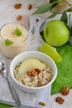 Elma, bal ve ceviz yulaf ezmesi. Sağlıklı kahvaltı