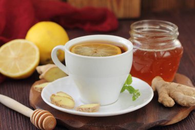 Bal ve limon ahşap tablo ile zencefil çayı fincan. Sağlık. Detoks içecek