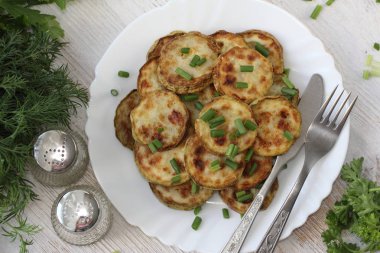 Kızarmış kabak ile taze soğan, Vejetaryen yiyecekler servis plaka üzerinde