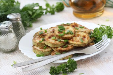 Kızarmış kabak ile taze soğan, Vejetaryen yiyecekler servis plaka üzerinde