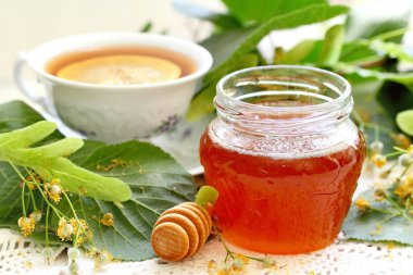 Cam Kavanoz ve ıhlamur çiçek ıhlamur bal