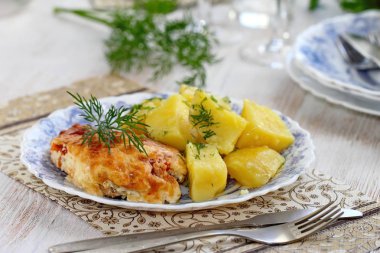 Domates, yeşil ve peynir pişmiş kırmızı balık fileto haşlanmış patates ile görev yaptı.