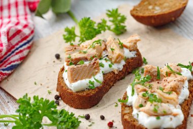 Somon füme, krem peynir, baharat ve Yeşiller ile lezzetli sandviç