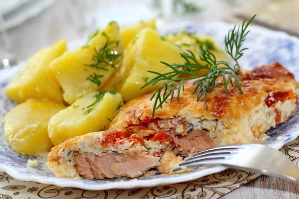 Filete Pescado Rojo Horno Con Tomate Verduras Queso Servido Con — Foto de Stock