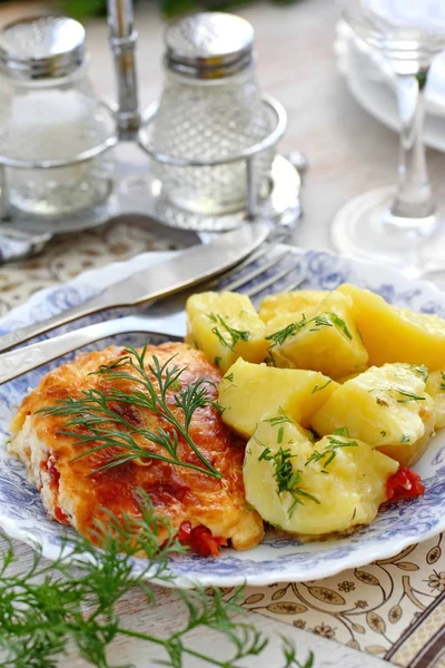 Filet Czerwone Ryby Pieczone Pomidorem Warzywa Ser Serwowane Ziemniakami — Zdjęcie stockowe