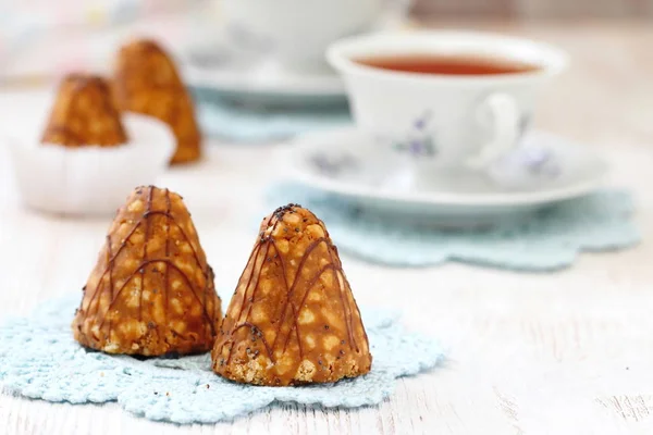 Teaparty Kleine Süße Kuchen Mit Karamell Und Schokolade — Stockfoto