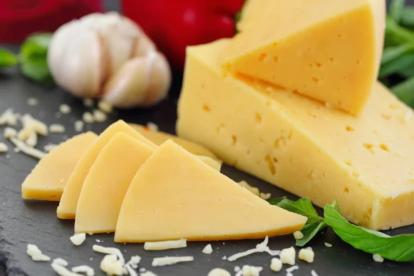 Fesleğen Sebze Masanın Üzerine Peynir — Stok fotoğraf
