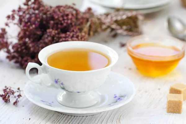 Taza Hierbas Flores Secas Sobre Mesa — Foto de Stock