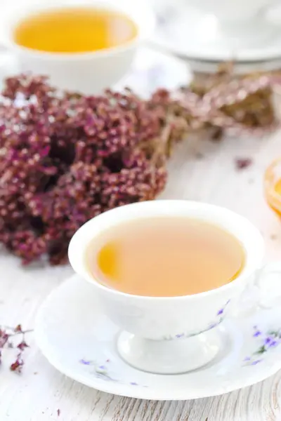 Taza Hierbas Flores Secas Sobre Mesa — Foto de Stock