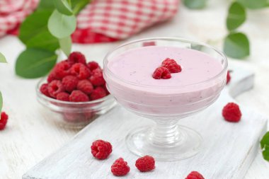 Bir kase ve taze meyveleri lezzetli ahududu köpüğü