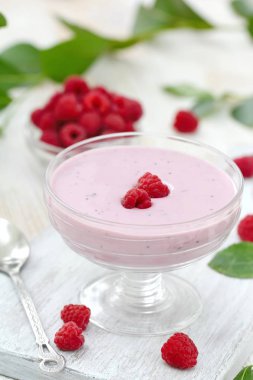 Bir kase ve taze meyveleri lezzetli ahududu köpüğü