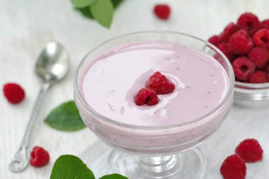 Bir kase ve taze meyveleri lezzetli ahududu köpüğü