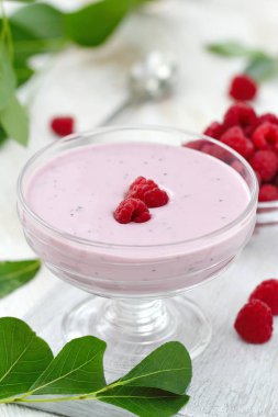 Bir kase ve taze meyveleri lezzetli ahududu köpüğü