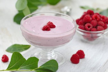 Bir kase ve taze meyveleri lezzetli ahududu köpüğü