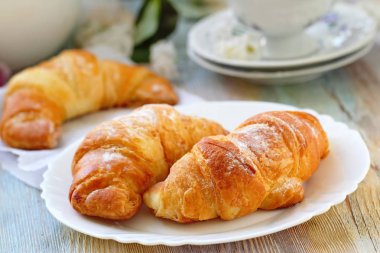 Taze kruvasanlar masada kahvaltı için. Continental kahvaltı