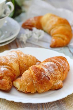 Taze kruvasanlar masada kahvaltı için. Continental kahvaltı