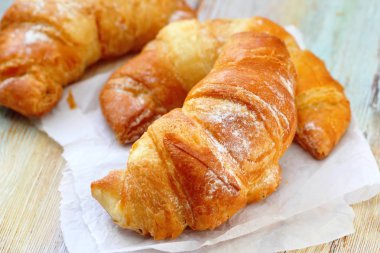 Taze kruvasanlar masada kahvaltı için. Continental kahvaltı
