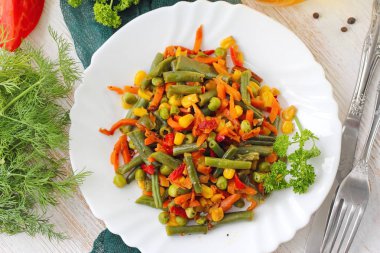 Beyaz bir tabakta sebze Meksika karışımı. Vejetaryen yiyecekler