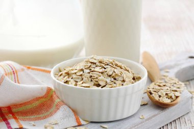Bir cam kase ve süt sağlıklı kahvaltı için sürahi yulaf gevreği