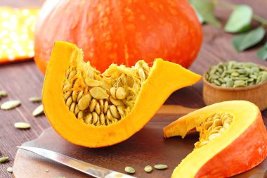 Yemek pişirmek için hazırlanmış ahşap bir masa üzerinde kabak dilim