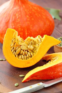 Yemek pişirmek için hazırlanmış ahşap bir masa üzerinde kabak dilim