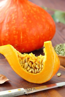 Yemek pişirmek için hazırlanmış ahşap bir masa üzerinde kabak dilim