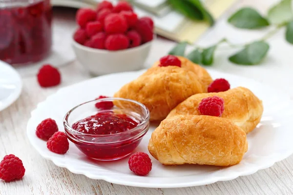 Bollos Dulces Plato Blanco Con Frambuesas Maduras Mermelada — Foto de Stock