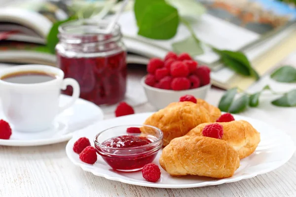 Bollos Dulces Plato Blanco Con Frambuesas Maduras Mermelada — Foto de Stock