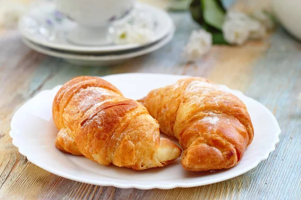 Croissants Frescos Para Desayuno Mesa Desayuno Continental —  Fotos de Stock