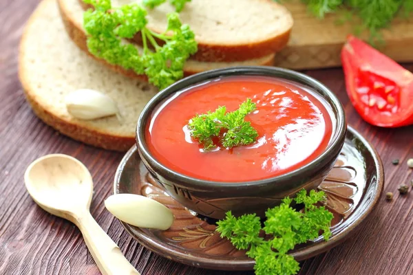 Deliciosa Sopa Tomate Con Especias Aromáticas Verduras Una Mesa Madera — Foto de Stock