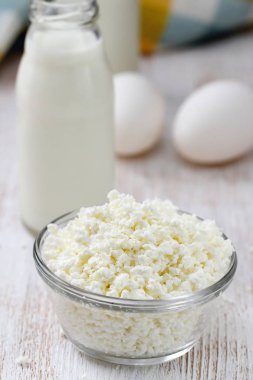 Süt ürünleri sağlıklı kahvaltı için. Süzme peynir, süt, yumurta ve peynir masanın üzerinde. Sağlıklı gıda.