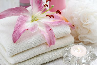 Spa ürün çeşitliliği ve lilyum fliwers ile ayarlama. Sağlık.