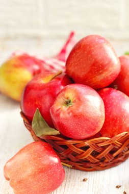 Bir sepet yemek için hazır tatlı elma