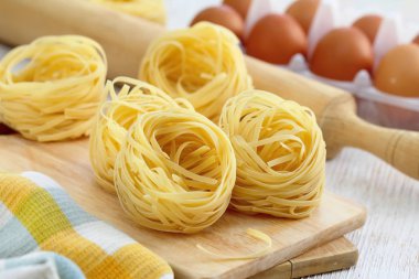 Yemek pişirmek için hazırlanan malzemelerle spagetti yuva