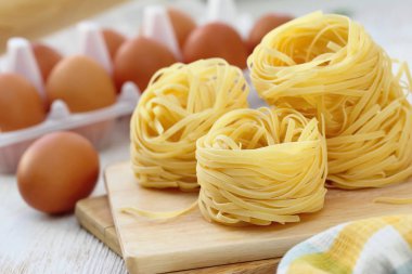 Yemek pişirmek için hazırlanan malzemelerle spagetti yuva