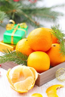 Ahşap masa üzerinde taze olgun mandalina