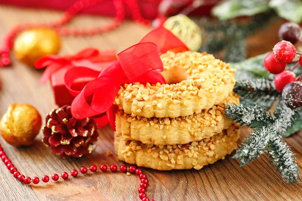Süße Weihnachtsplätzchen Mit Nüssen Und Festlicher Dekoration — Stockfoto