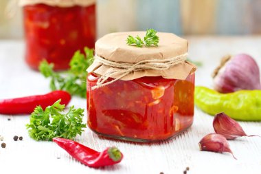 Vegan gıda. Lezzetli ev yapımı sos sebzelerin yaptı. Baharatlı domates soslu biber ve sarımsak ile